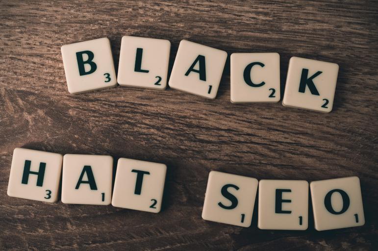 Nápis black hat seo vyskladaný z scrabble kociek.jpg